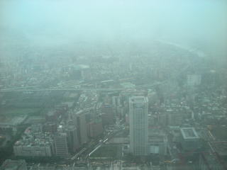 台北１０１展望階からの眺め。　曇っていて残念ですが、晴れていれば遠く台北市を一望できるはずです。